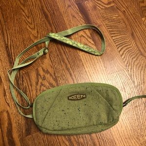 Keen convertible crossbody/wristlet